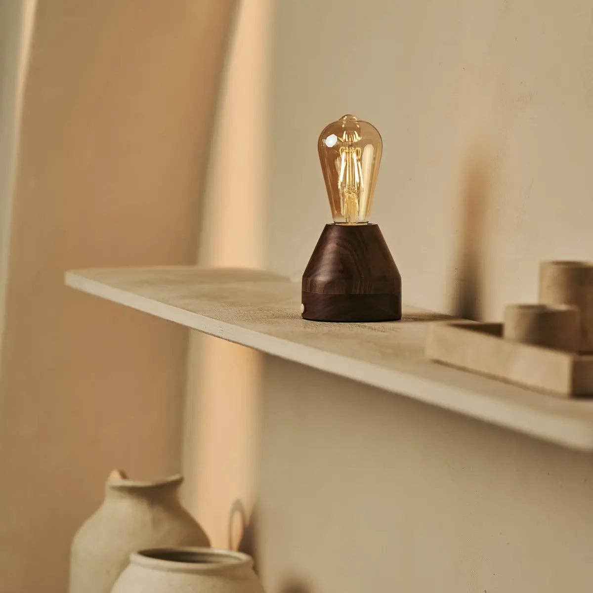 Zavi Walnuss Wiederaufladbare Tischlampe | LED, Kabellos & 80 Stunden Akkulaufzeit - GUNDT HOME