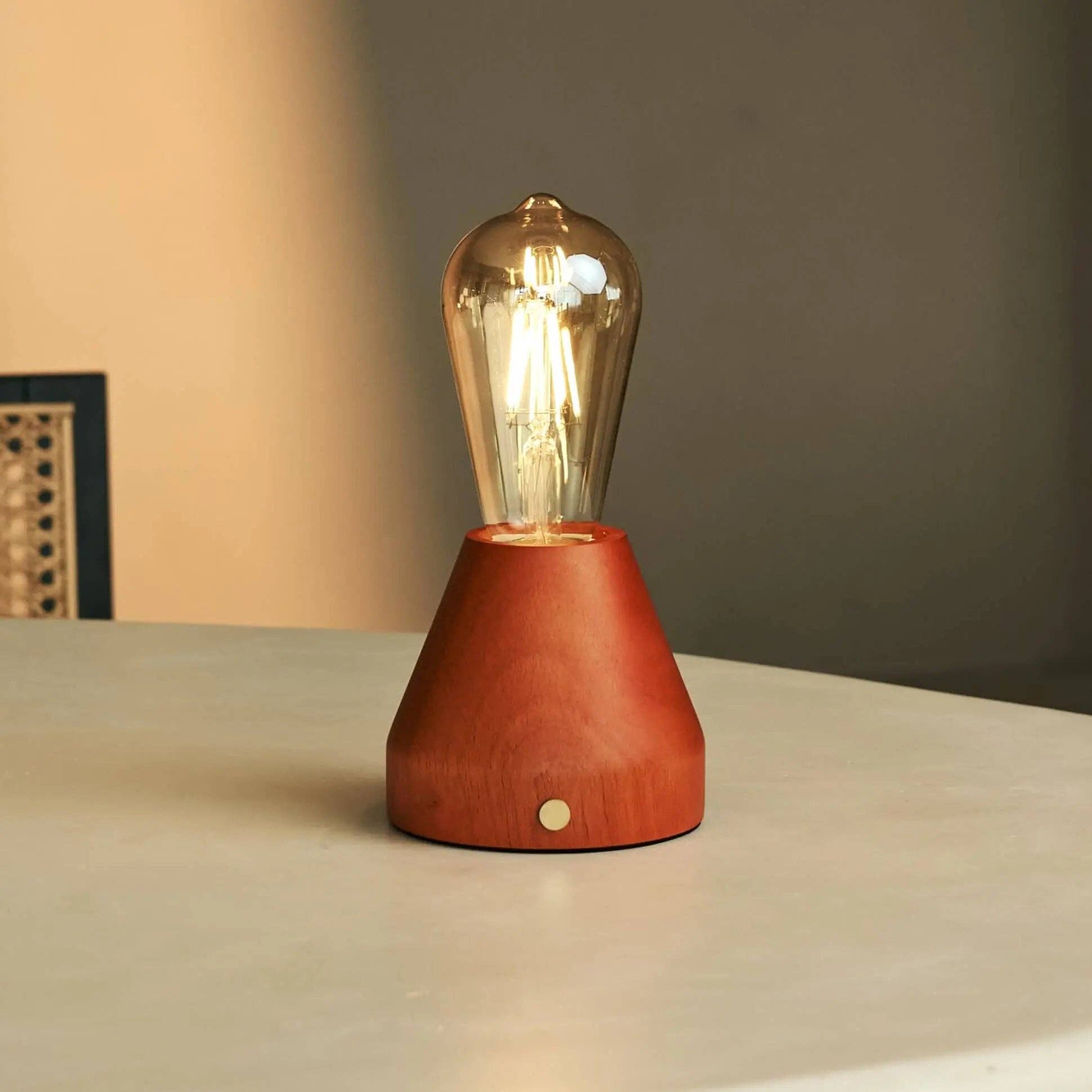 Zavi Tischlampe in Kastanienbraun | LED, Kabellos & 80 Stunden Akkulaufzeit - GUNDT HOME