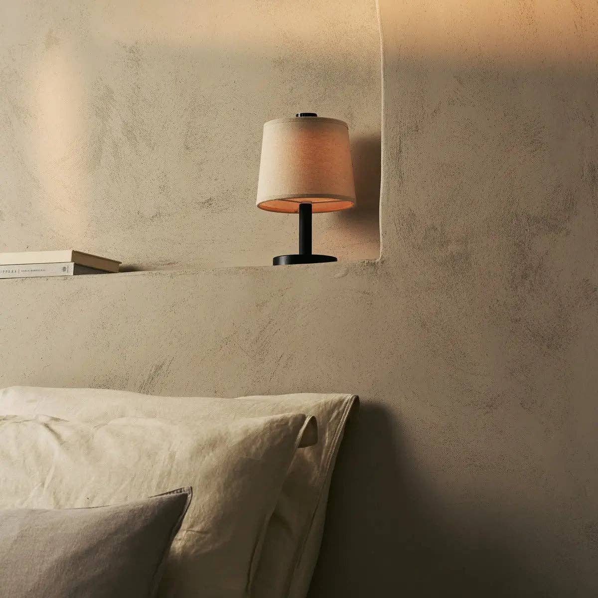 Rover Schwarze Wiederaufladbare Holzlampe | Kabellos, Dimmbare & Leinenmischung - GUNDT HOME