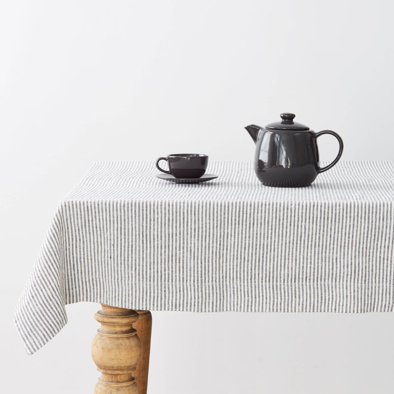 Dünne Leinentischdecke mit schwarzen Streifen - GUNDT HOME