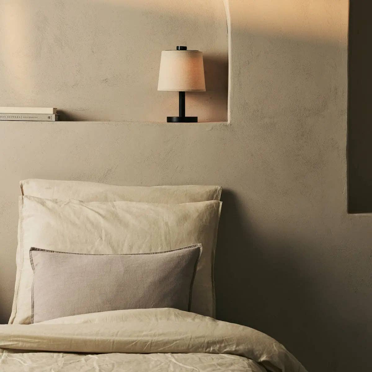 Rover Schwarze Wiederaufladbare Holzlampe | Kabellos, Dimmbare & Leinenmischung - GUNDT HOME