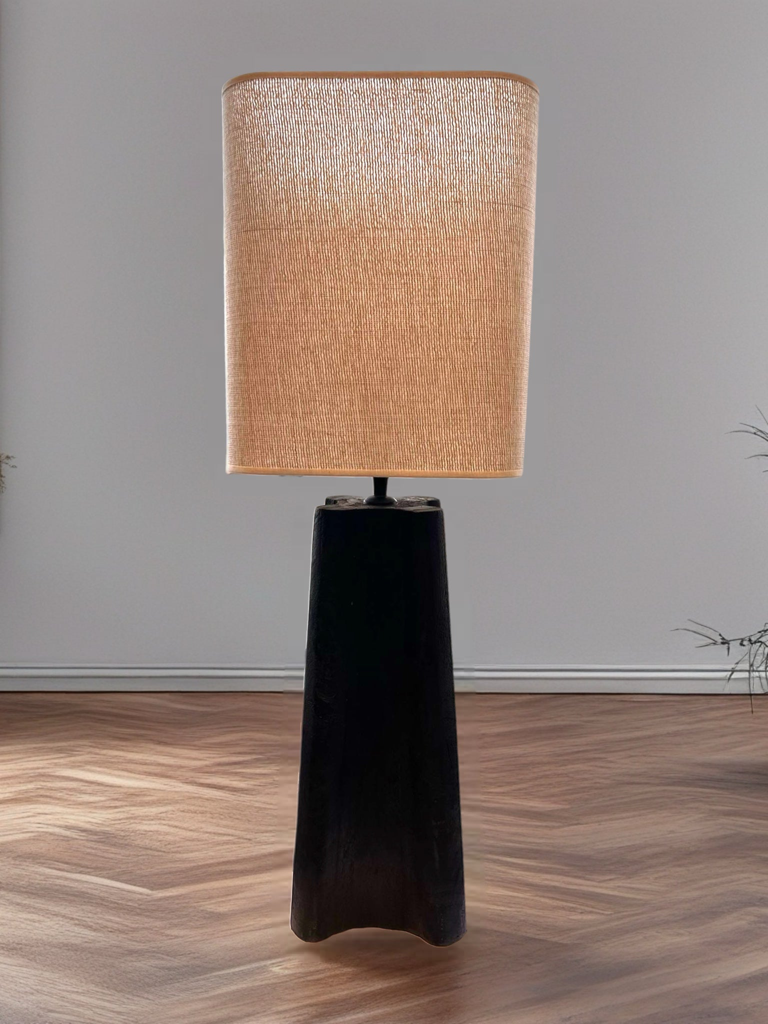 Tischlampe mit schwarzem Holzfuß und Leinen-Schirm - GUNDT HOME