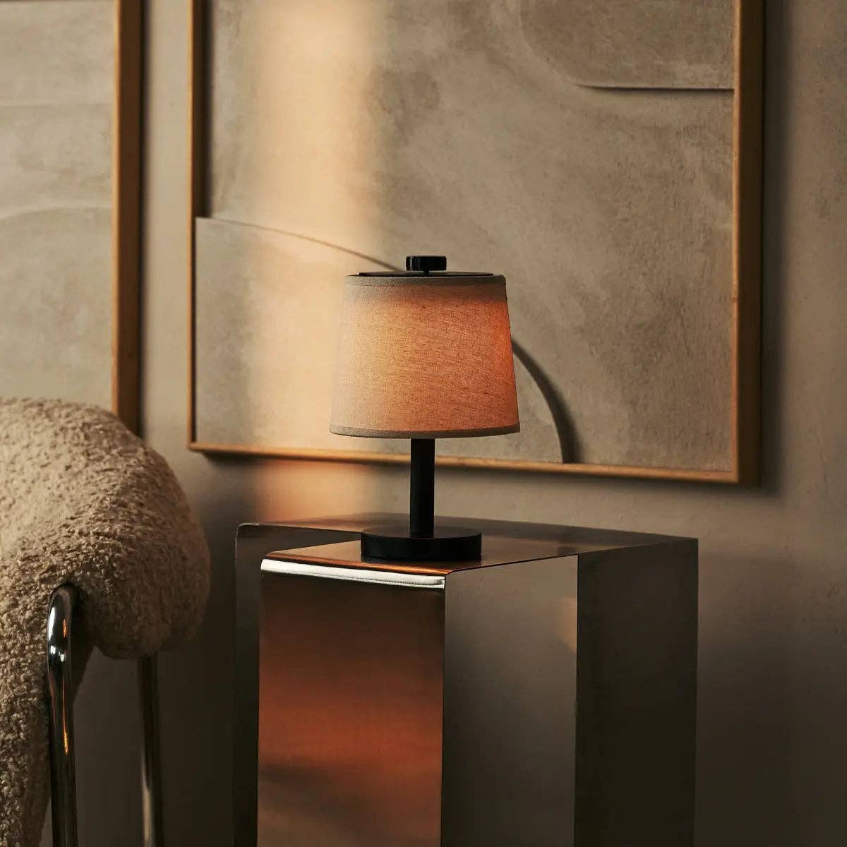 Rover Schwarze Wiederaufladbare Holzlampe | Kabellos, Dimmbare & Leinenmischung - GUNDT HOME