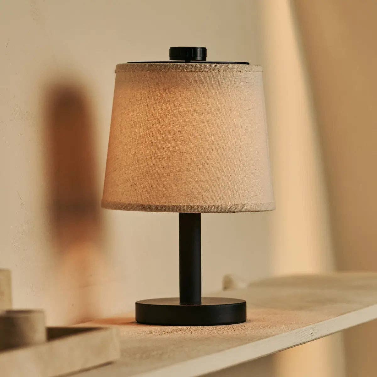 Rover Schwarze Wiederaufladbare Holzlampe | Kabellos, Dimmbare & Leinenmischung - GUNDT HOME