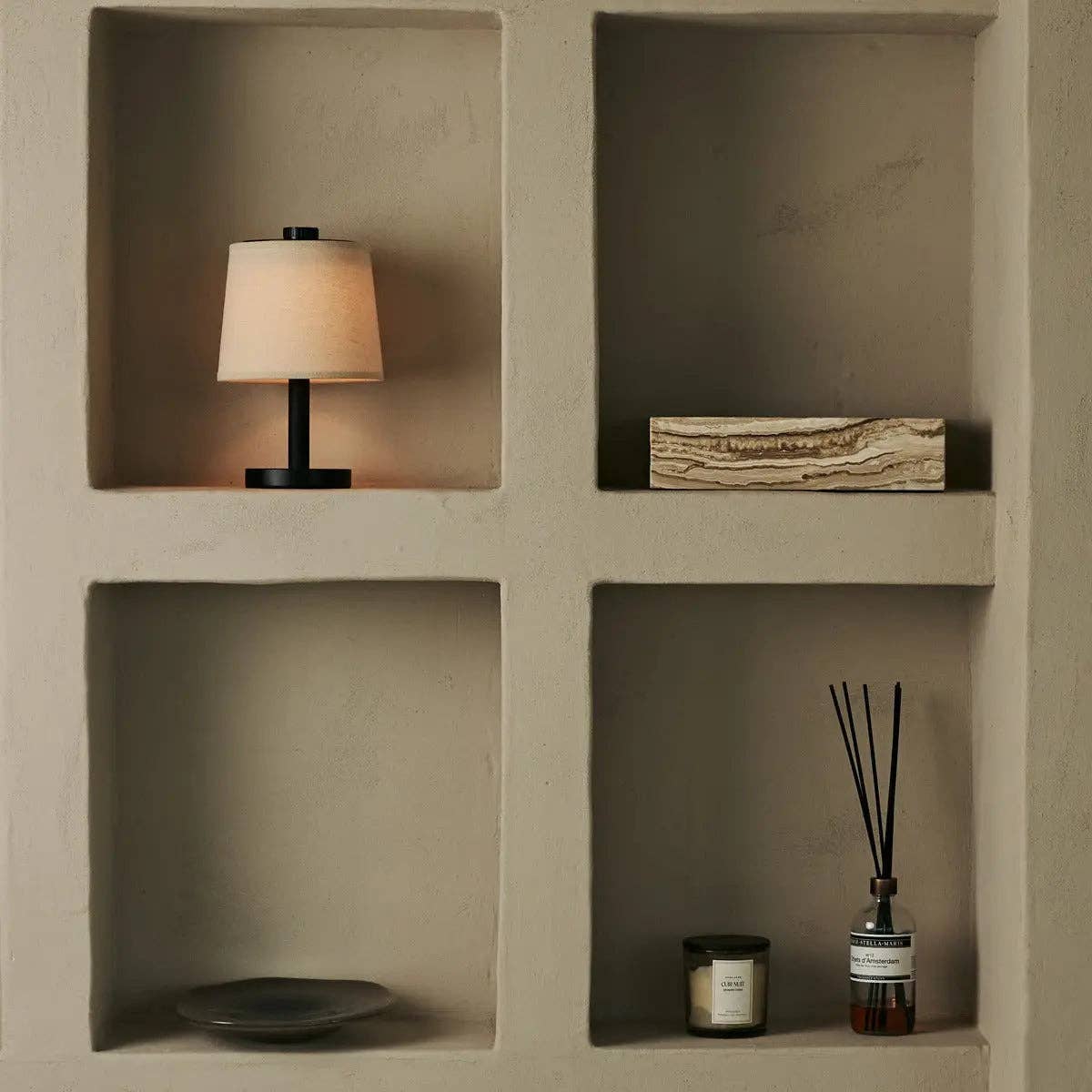 Rover Schwarze Wiederaufladbare Holzlampe | Kabellos, Dimmbare & Leinenmischung - GUNDT HOME
