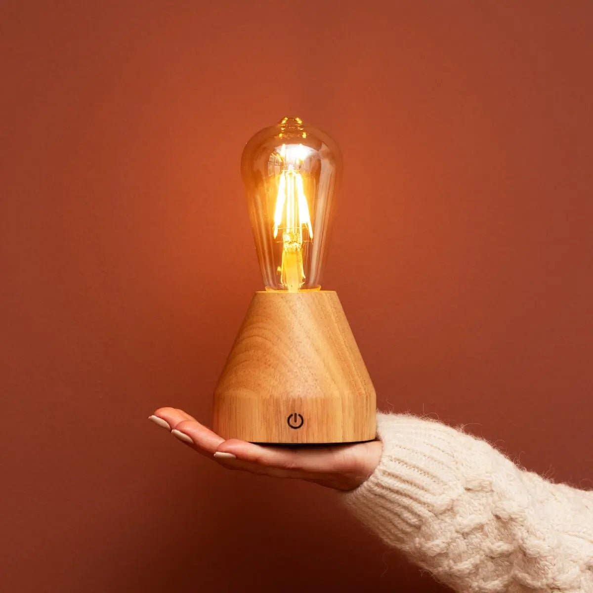 Zavi Hellbraune Wiederaufladbare Tischlampe | LED, Kabellos & 80 Stunden Akkulaufzeit - GUNDT HOME