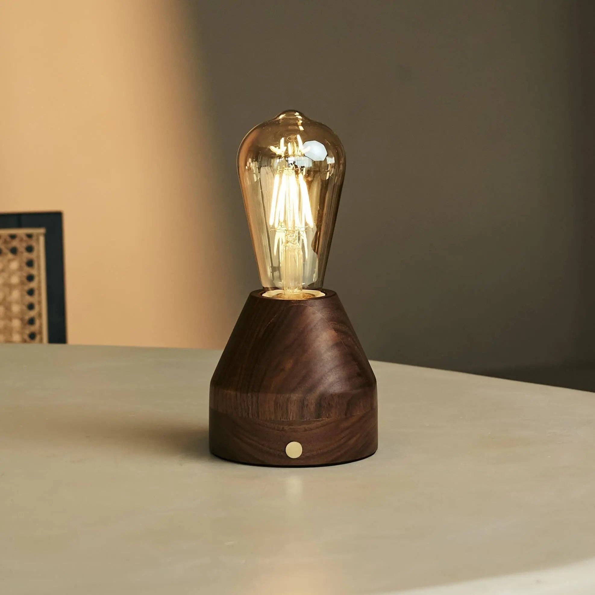 Zavi Walnuss Wiederaufladbare Tischlampe | LED, Kabellos & 80 Stunden Akkulaufzeit - GUNDT HOME