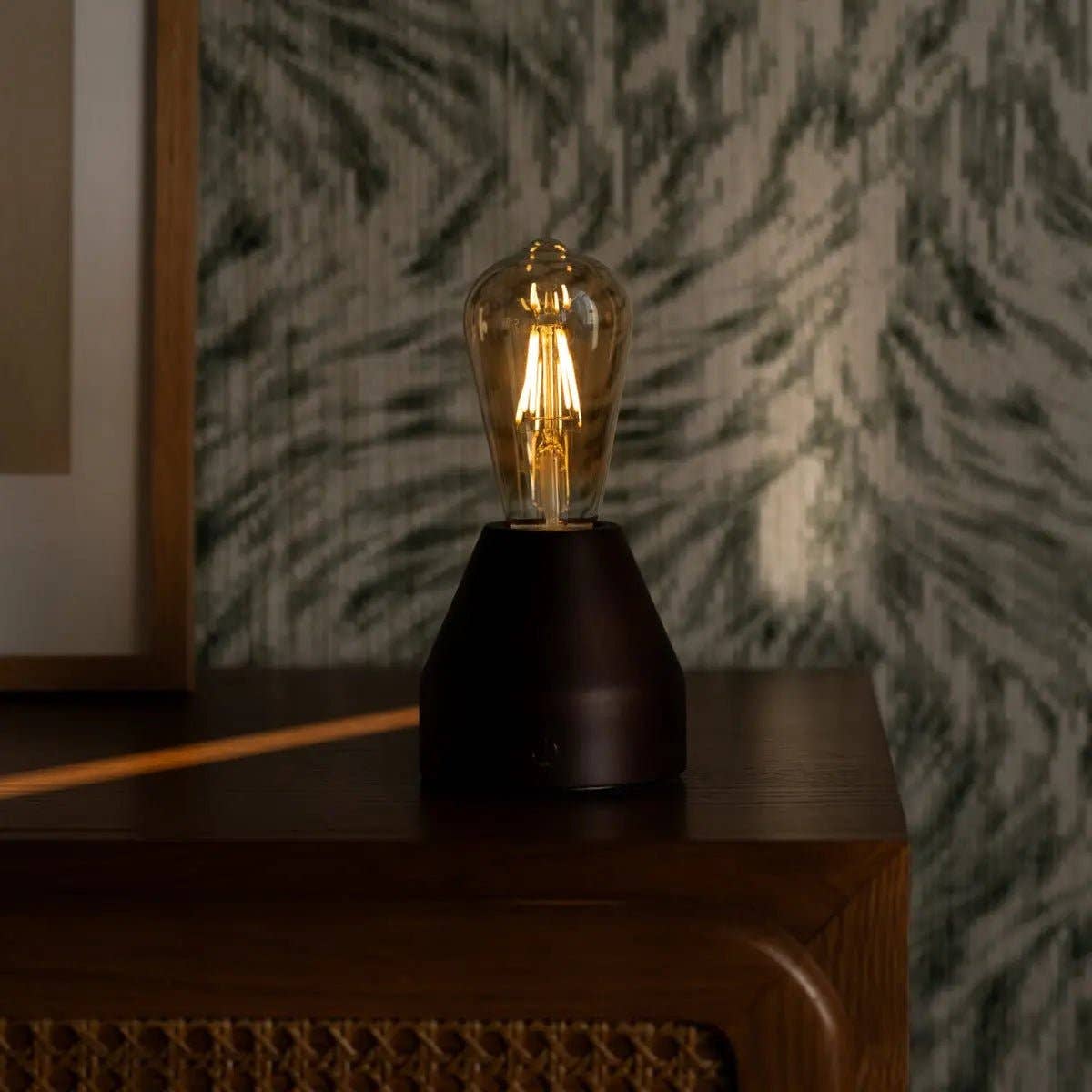 Zavi Dunkelbraune Wiederaufladbare Tischlampe | LED, Kabellos & 80 Stunden Akkulaufzeit - GUNDT HOME