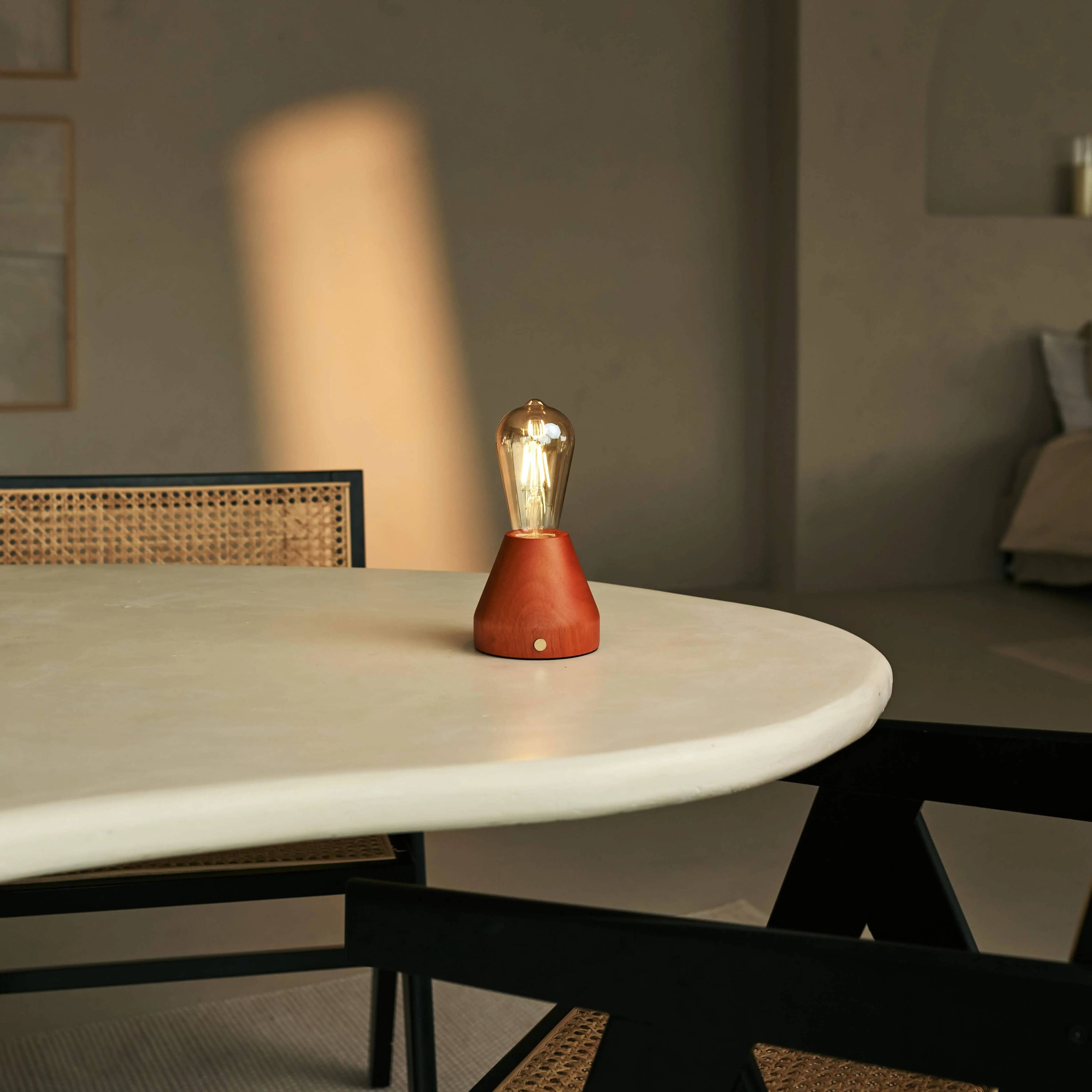 Zavi Tischlampe in Kastanienbraun | LED, Kabellos & 80 Stunden Akkulaufzeit - GUNDT HOME