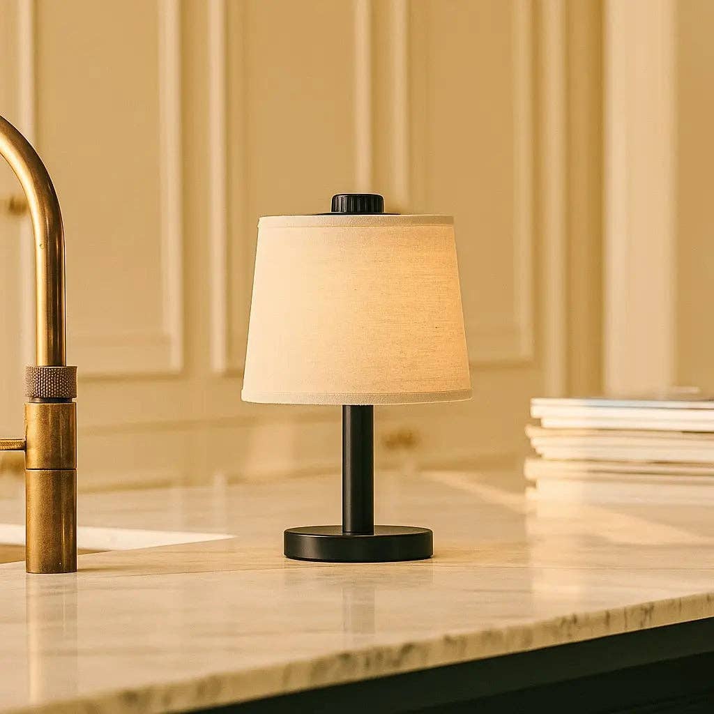 Rover Schwarze Wiederaufladbare Holzlampe | Kabellos, Dimmbare & Leinenmischung - GUNDT HOME