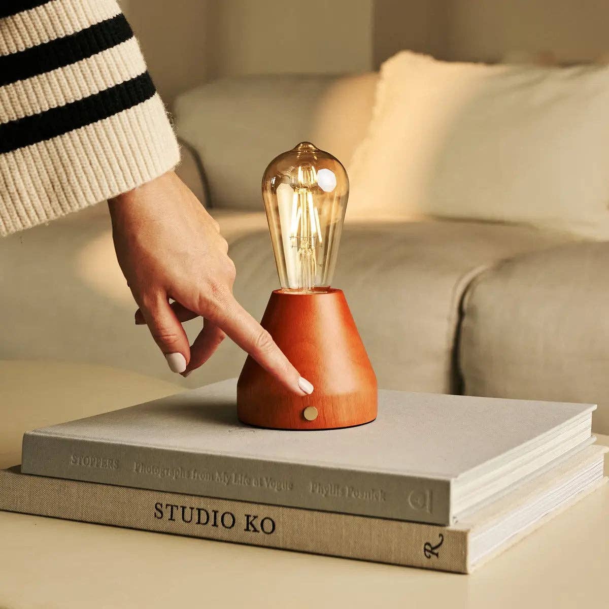 Zavi Tischlampe in Kastanienbraun | LED, Kabellos & 80 Stunden Akkulaufzeit - GUNDT HOME