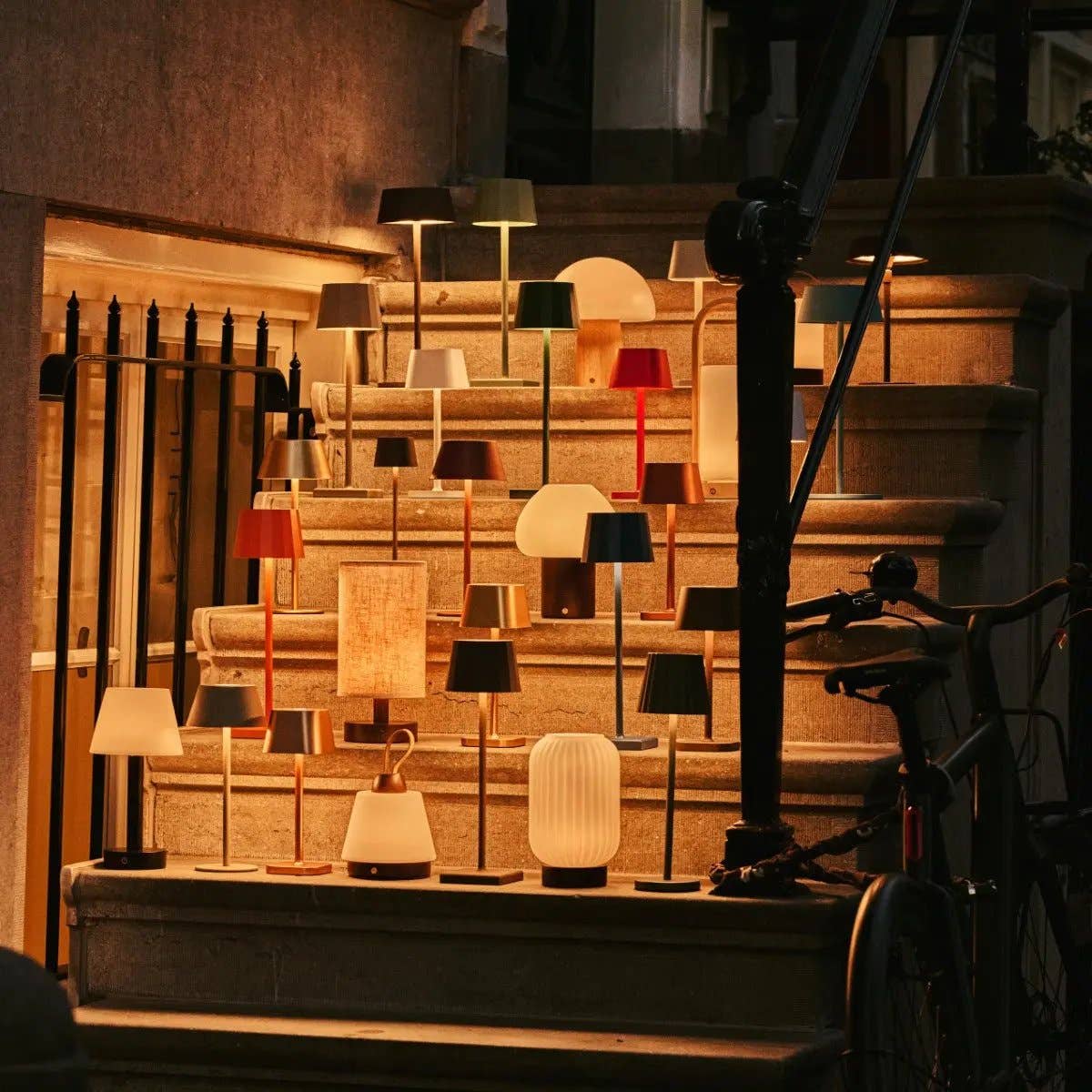 Max Leichte Braun Holzlose Tischlampe | Wiederaufladbar, Glas & Nachhaltiges Design - GUNDT HOME