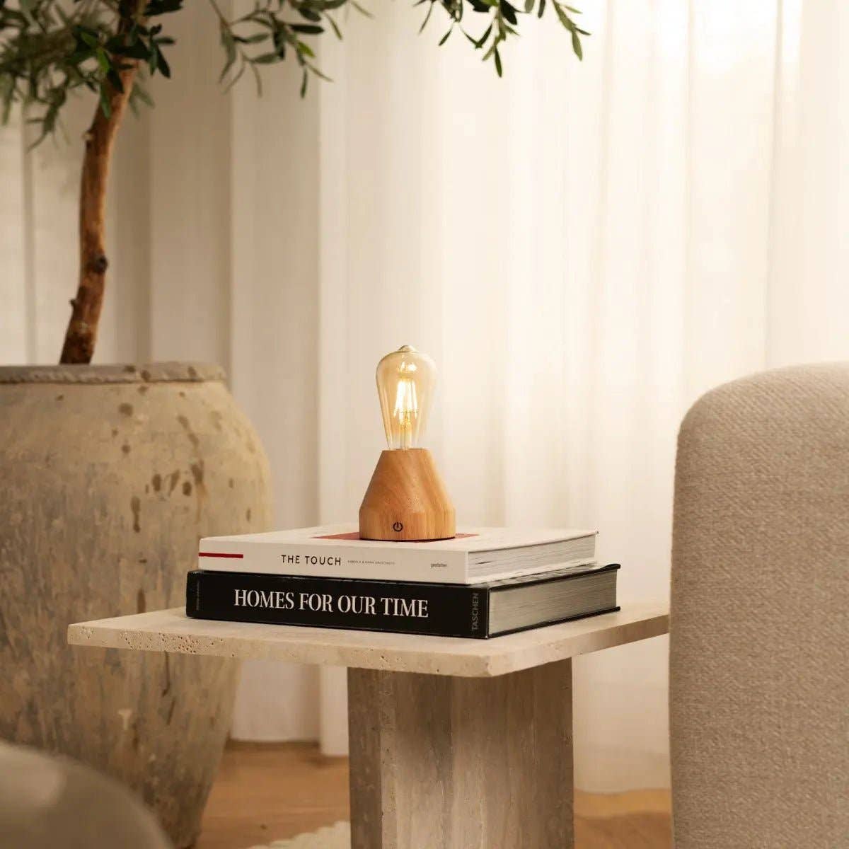 Zavi Hellbraune Wiederaufladbare Tischlampe | LED, Kabellos & 80 Stunden Akkulaufzeit - GUNDT HOME