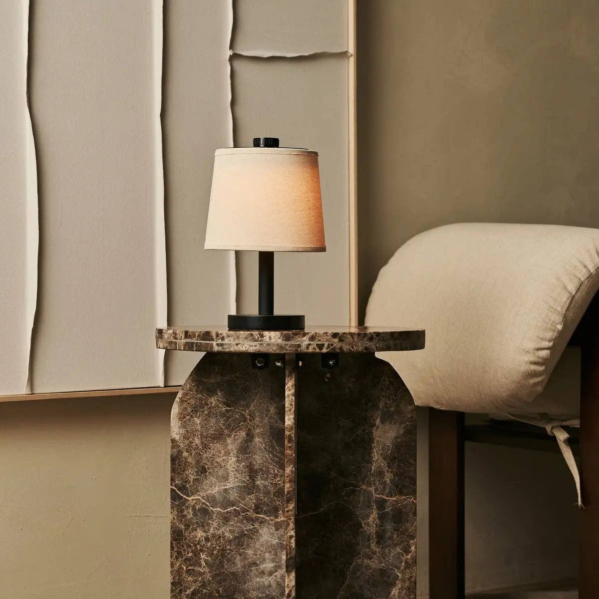 Rover Schwarze Wiederaufladbare Holzlampe | Kabellos, Dimmbare & Leinenmischung - GUNDT HOME
