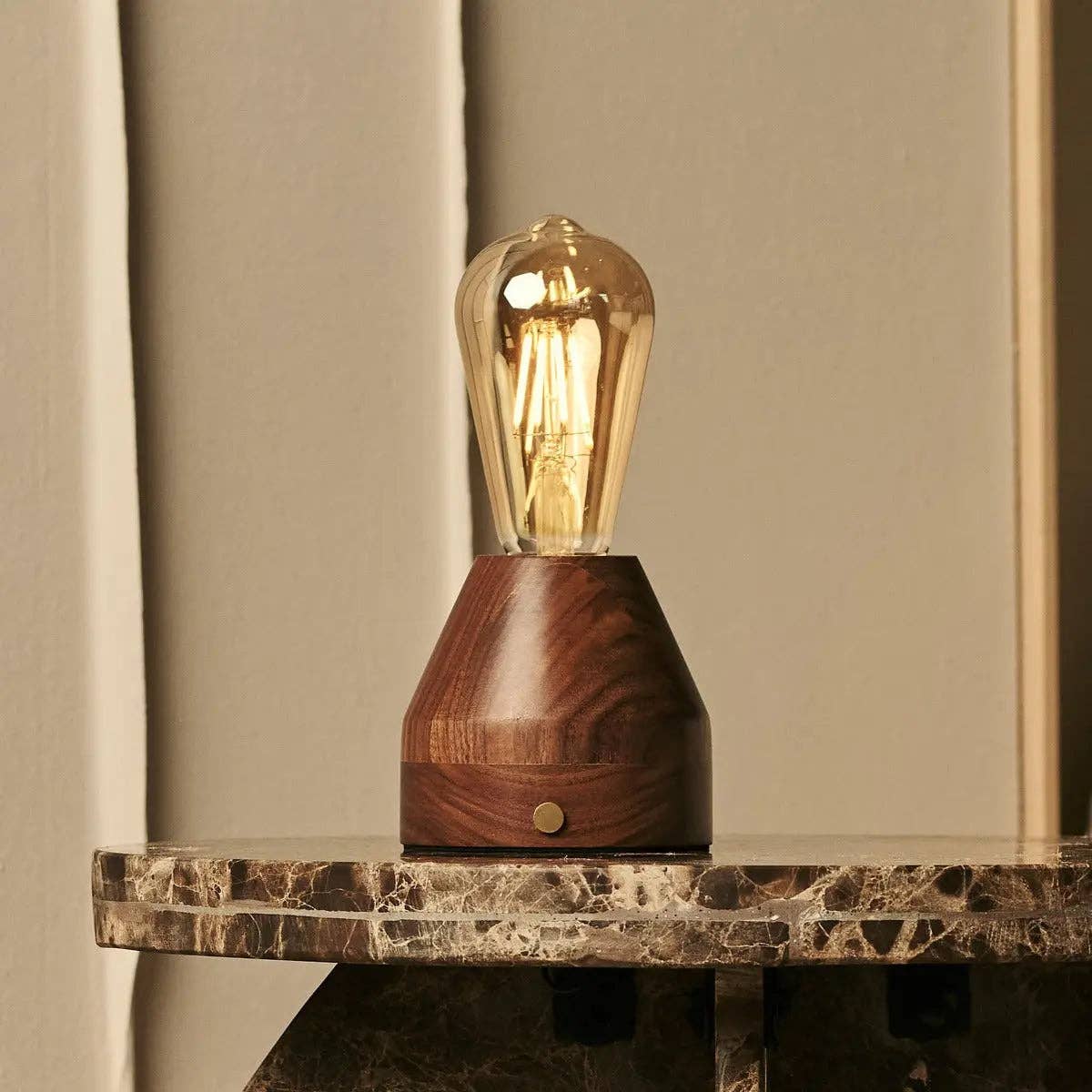 Zavi Walnuss Wiederaufladbare Tischlampe | LED, Kabellos & 80 Stunden Akkulaufzeit - GUNDT HOME