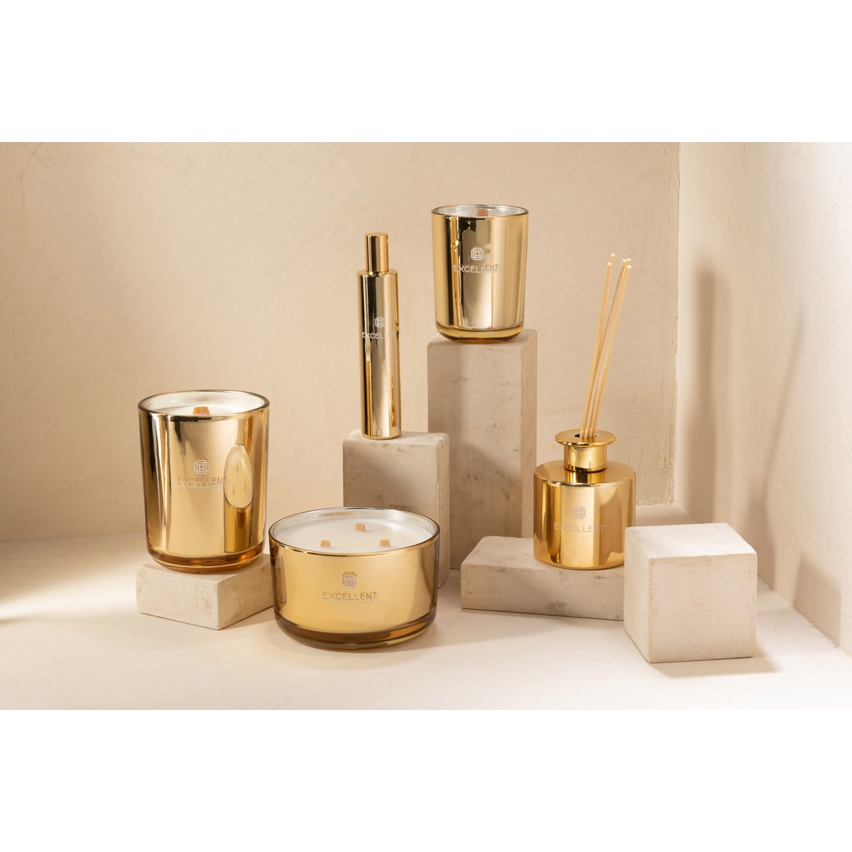 J-Line Excellent Duftkerze – Golden Honey – 80 Stunden – Gold